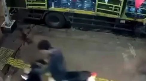 Dua Pemuda Jadi Korban Begal Motor hingga Terjatuh di Warung Air Mineral Tebet, Polisi Sebut Korban-Pelaku Saling Kenal