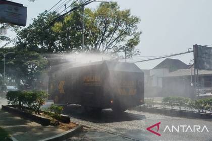 Polres Cianjur bersihkan abu vulkanik dengan dua water canon
