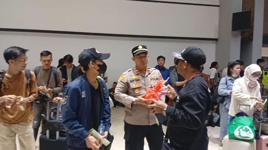 Polri Sapa Penumpang dan Bagikan Snack di Bandara Soekarno-Hatta