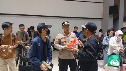 Polri Sapa Penumpang dan Bagikan Snack di Bandara Soekarno-Hatta