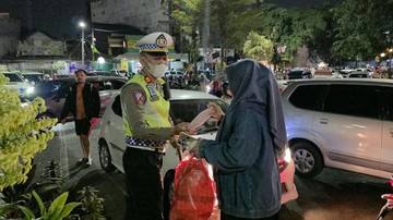 Abu Vulkanik Anak Krakatau Sampai ke Bekasi, Polisi Bagikan Masker