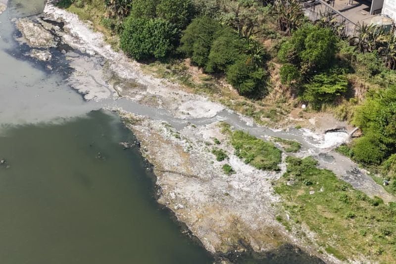 KLH segel saluran limbah pabrik diduga cemarkan Sungai Porong Jatim