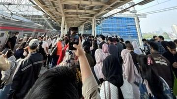Curhat Anker Kena Potong Gaji Usai Telat Imbas KRL Anjlok di Jakarta Kota