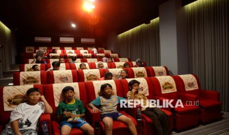 Bioskop Rp15 Ribu Hadir di Rusun Pasar Rumput, Dekatkan Film Indonesia ke Warga