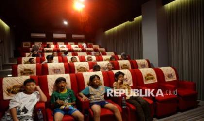 Bioskop Rp15 Ribu Hadir di Rusun Pasar Rumput, Dekatkan Film Indonesia ke Warga
