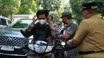 Pasukan Pramono Bagi-bagi Masker Antisipasi Paparan Abu Anak Krakatau
