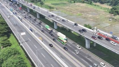 Mobil Terbakar di Tol MBZ Arah Cikampek, Diduga Korsleting Listrik
