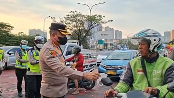 Depok Juga Terdampak Abu Anak Krakatau, Polisi Turun Bagikan Masker