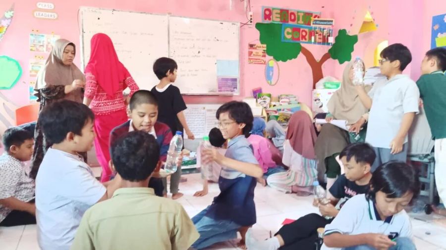 Eksperimen Ubur-Ubur Meriahkan Sains Club SD Muhammadiyah 16 Surabaya