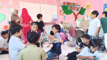 Eksperimen Ubur-Ubur Meriahkan Sains Club SD Muhammadiyah 16 Surabaya