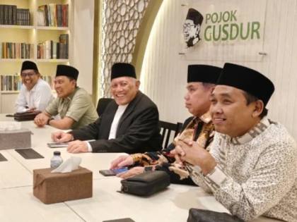 Gus Kikin Kunjungi Pojok Gus Dur pada Momen Perdana Ngantor di PBNU
