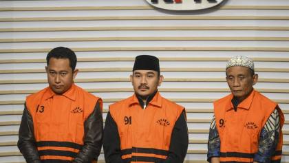 Imbas Erupsi Anak Krakatau, Vonis Bupati Bekasi dan Ayahnya Ditunda