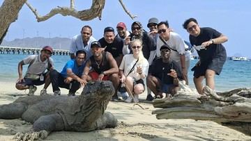 Patrice Evra di Pulau Komodo: Asyik Joget, Ngomongin MU pula