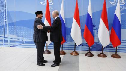 FOTO: Momen Hangat Pertemuan Prabowo & Putin di Vladivostok Rusia